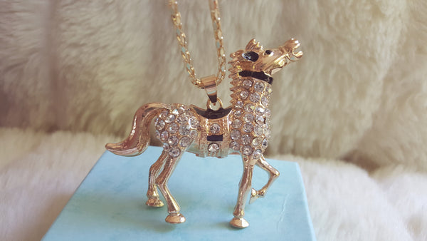 Collana con ciondolo in oro placcato con unicorno in cristallo smaltato giallo di Betsey Johnson - Italia Collana con ciondolo in oro placcato con unicorno in cristallo smaltato giallo di Betsey Johnson - Italia